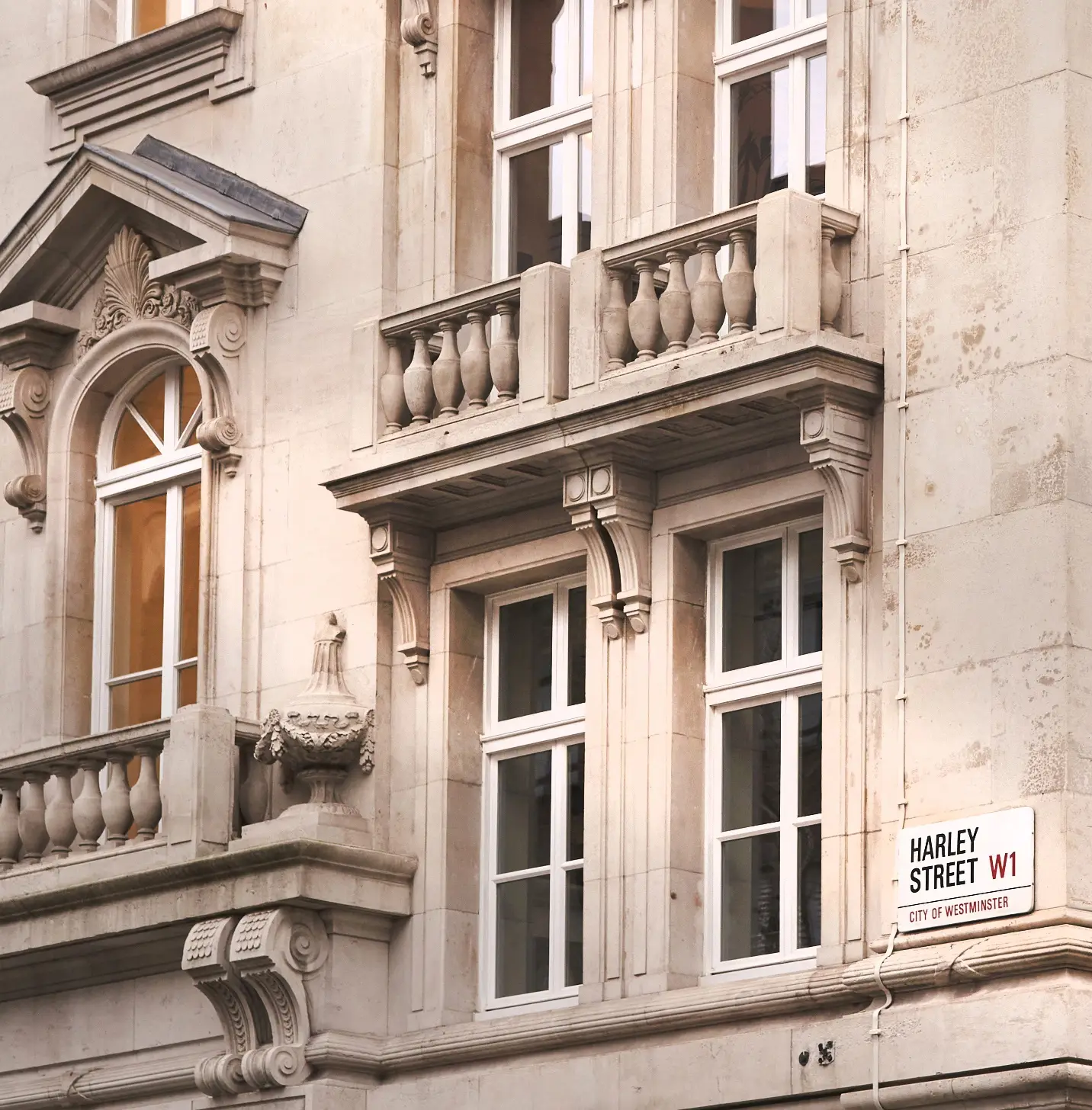 Building with Harley street sign